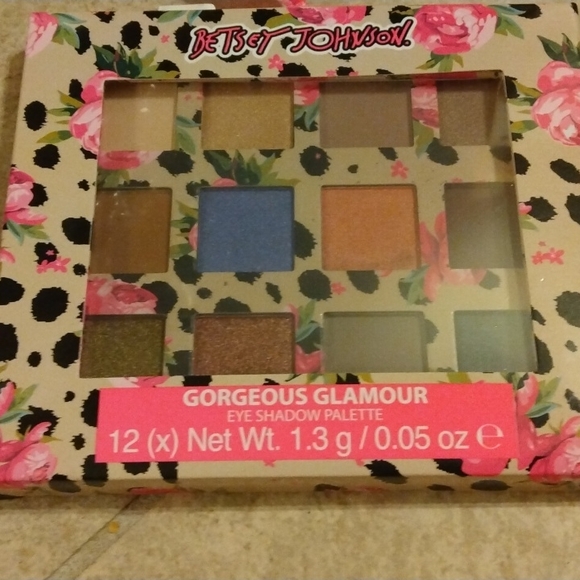 Betsey Johnson Eyeshadow kit - Picture 5 of 9